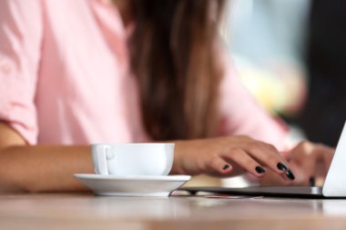 Dizüstü bilgisayarla çalışan kadın 