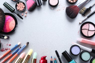 Çerçeve ışık arka plan üzerinde kadının Dekoratif kozmetik