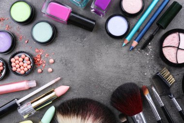 Dekoratif kozmetik gri arka plan üzerine bir kare olarak döşeme