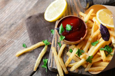 Fransız kızarmış patates Kraft kağıt kesme tahtası üzerinde