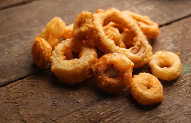 Ahşap arka plan cips halkaları