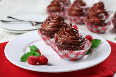 Kırmızı peçete portre üzerinde çikolata cupcakes