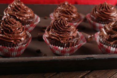 Metal tepsi portre üzerinde çikolata cupcakes