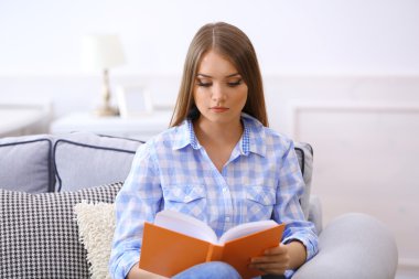 Kitap okuyan genç bir kadın 