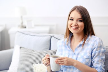 genç kadın evde çay içme