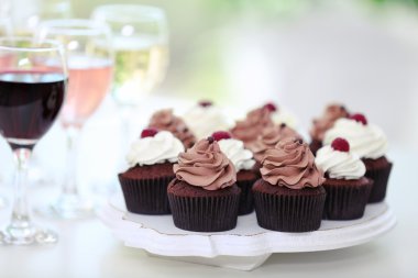Şarap ve çikolata cupcakes tatma, kapat