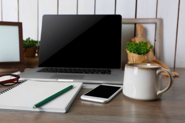 Çalışma alanı modern oda içinde laptop ile dekore edilmiş