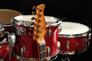 Koyu arka plan üzerinde bir sahnede müzik aletleri