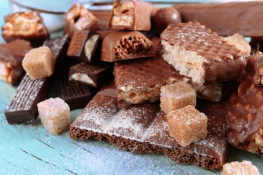 Ahşap arka plan üzerinde toz çikolata tatlılar