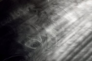 Oda açık bir pencereden ışık ve duman gelirleri