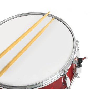 Kırmızı drum davul çubuklarla beyaz zemin üzerine izole kapatmak