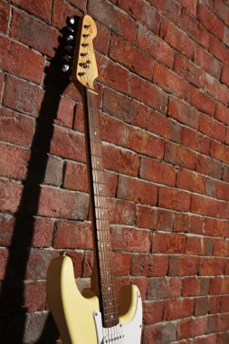 gitar üzerinde tuğla duvar arka plan