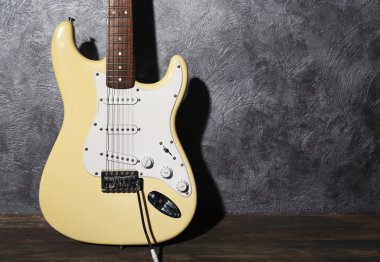 Gitar gri arka plan üzerinde