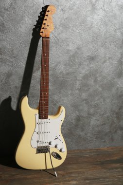 Gitar gri arka plan üzerinde