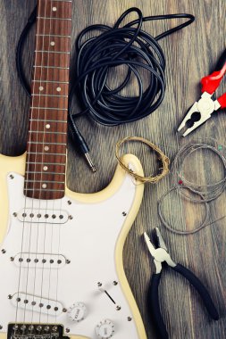 Elektro gitar ahşap arka plan üzerinde müzik aletleriyle