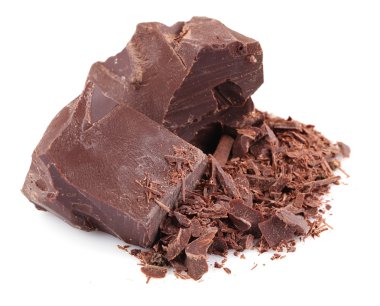 Koyu çikolata parçaları ve üzerinde beyaz izole talaşı