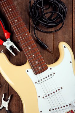 Elektro gitar pense ile 