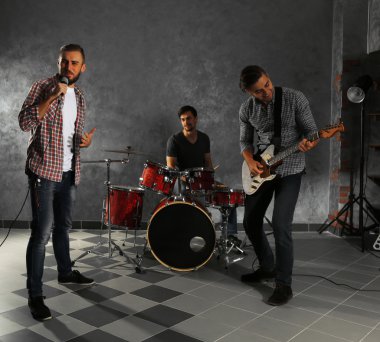Müzik aletleri çalarken müzisyenler 