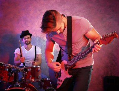 Müzik aletleri oynamaya müzisyenler