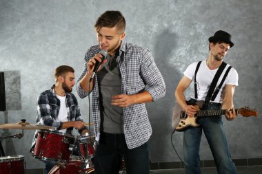 Müzik aletleri çalarken müzisyenler 