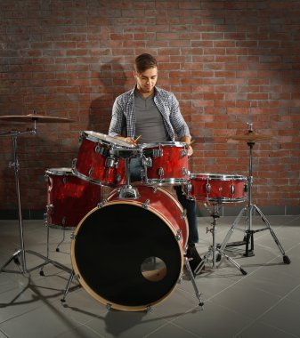 Davul çalan müzisyen