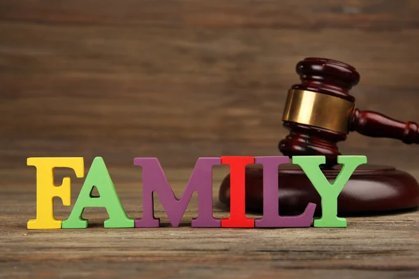 Młotek i kolorowe pisma dotyczące koncepcji opieki nad dzieckiem i prawo rodzinne — Zdjęcie stockowe