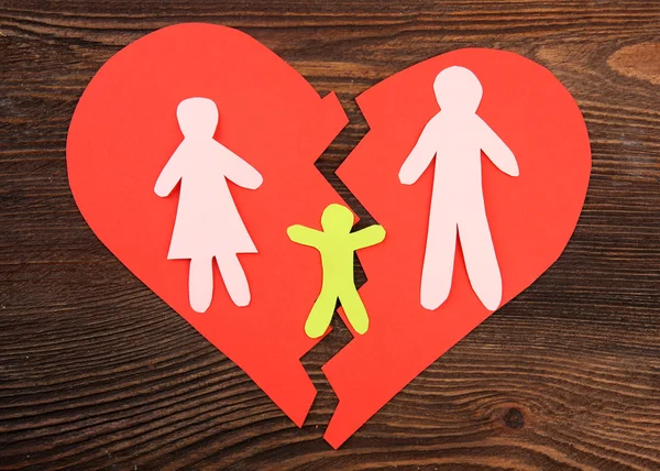Papper cutout silhuetten av en familj dela isär på ett papper hjärta, skilsmässa koncept — Stockfoto