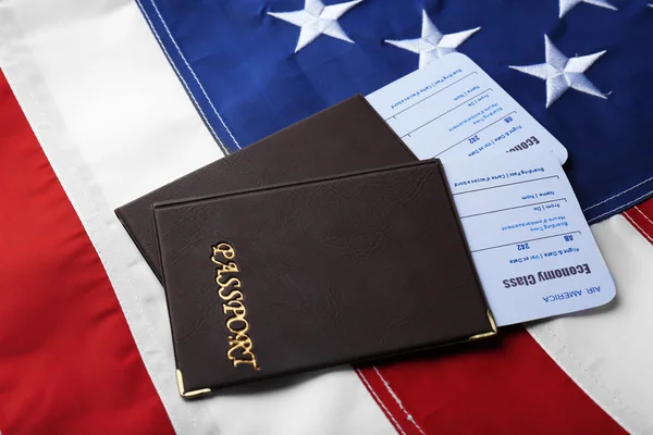 Pasaportes, billetes en la bandera americana —  Fotos de Stock