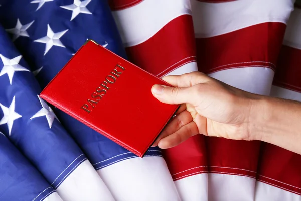 El holding Amerikan pasaportu — Stok fotoğraf