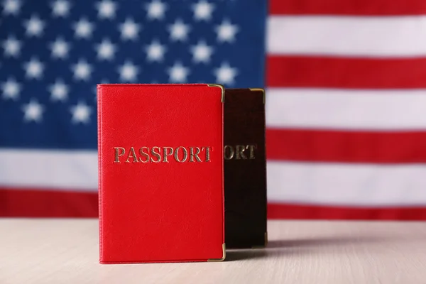 Passaporte em Bandeira Americana — Fotografia de Stock