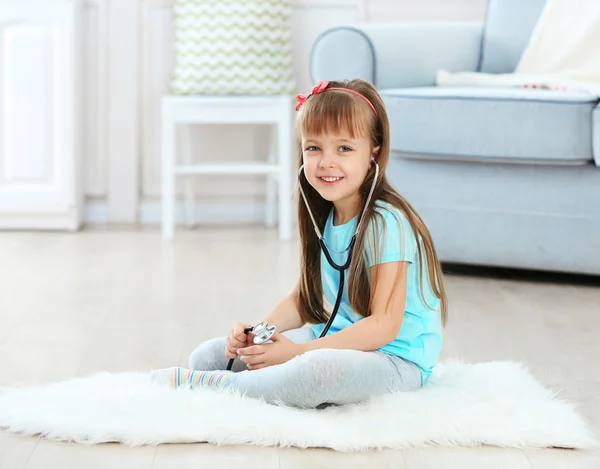 Menina bonito pouco com estetoscópio — Fotografia de Stock