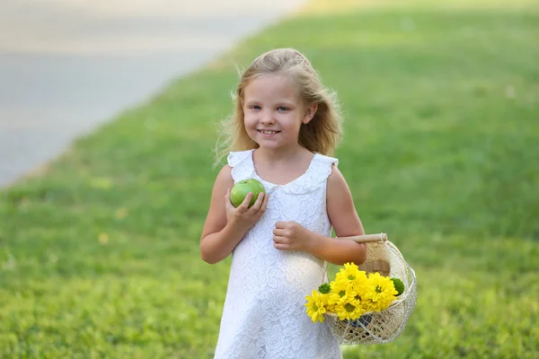 Fille heureuse marche dans le parc — Photo