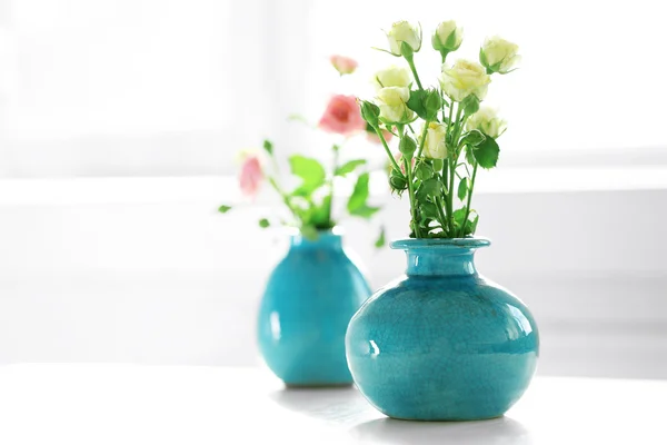 Belles roses en vases turquoise sur fond de fenêtre — Photo