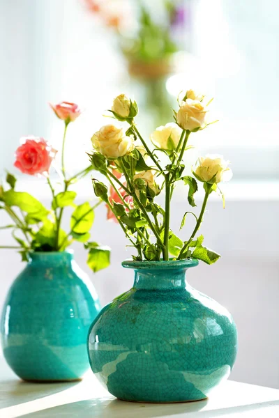 Belles roses en vases turquoise sur fond de fenêtre — Photo