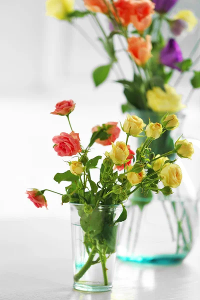 Hermosas flores de primavera en jarrón sobre fondo de ventana — Foto de Stock