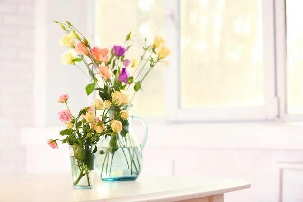Pencere arka plan üzerinde vazoda güzel bahar çiçekleri — Stok fotoğraf
