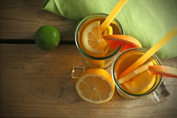 Chá gelado com limão e toranja em fundo de madeira — Fotografia de Stock