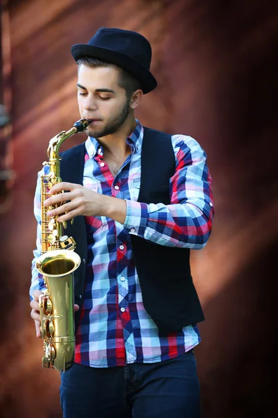 Joven tocando el saxofón — Foto de Stock