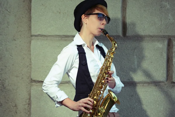 Chica con saxofón afuera — Foto de Stock