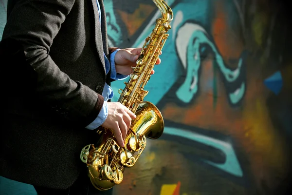 Młody człowiek z saksofon — Zdjęcie stockowe