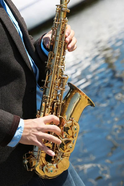 Saxofonista toca jazz — Fotografia de Stock