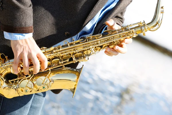 Saxofonista hraje jazz — Stock fotografie