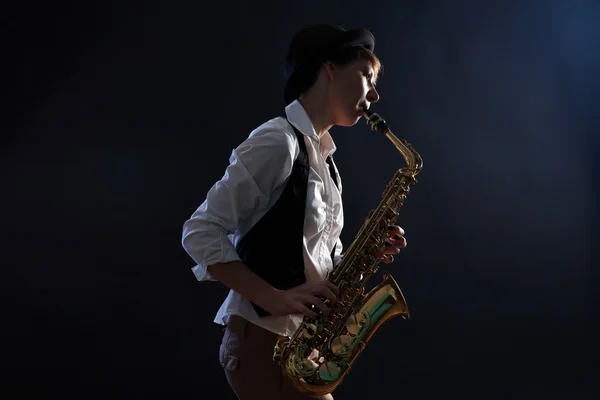 Mujer atractiva toca el saxofón — Foto de Stock