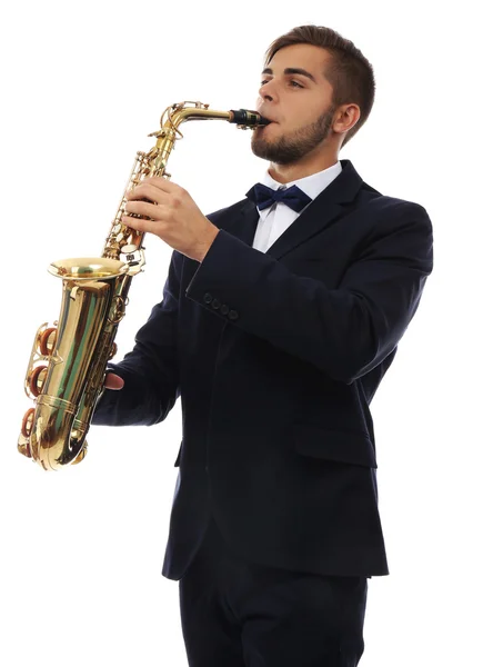 Элегантный счастливый саксофонист играет музыку на саксофоне — стоковое фото