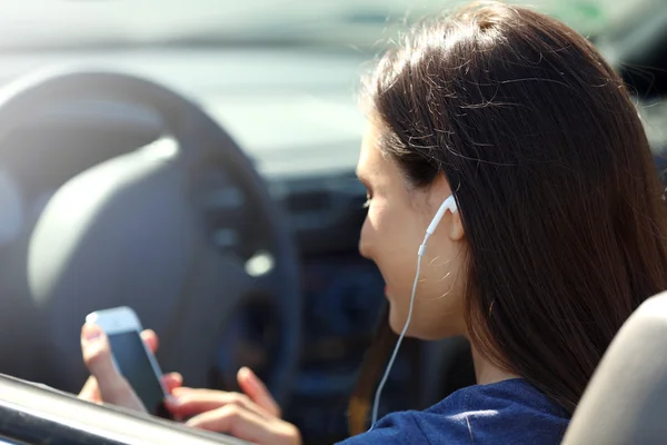 Mujer joven en coche — Foto de Stock