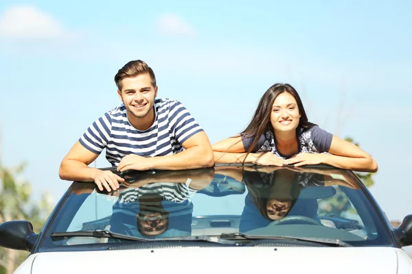 Para w samochodzie cabriolet — Zdjęcie stockowe