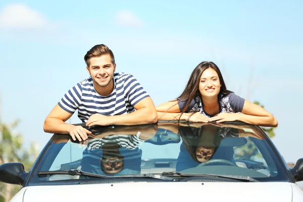 Couple en voiture cabriolet — Photo