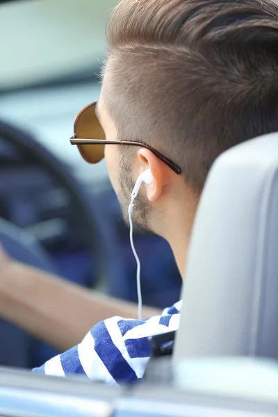 Hombre con auriculares en coche — Foto de Stock