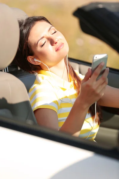 Mujer joven en coche — Foto de Stock