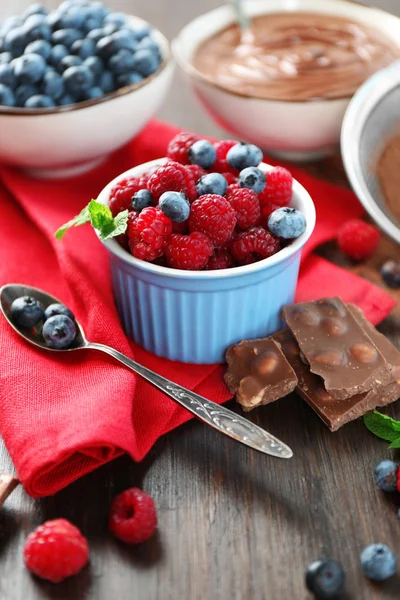 Schöne Komposition mit Schokoladencreme und reifen Beeren — Stockfoto